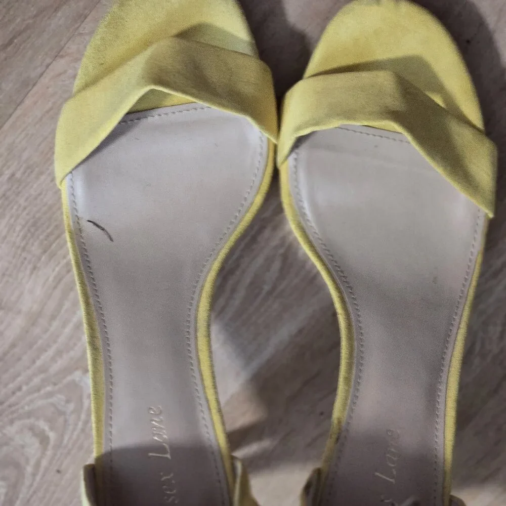 Yellow shoes - Picture 1 of 1
